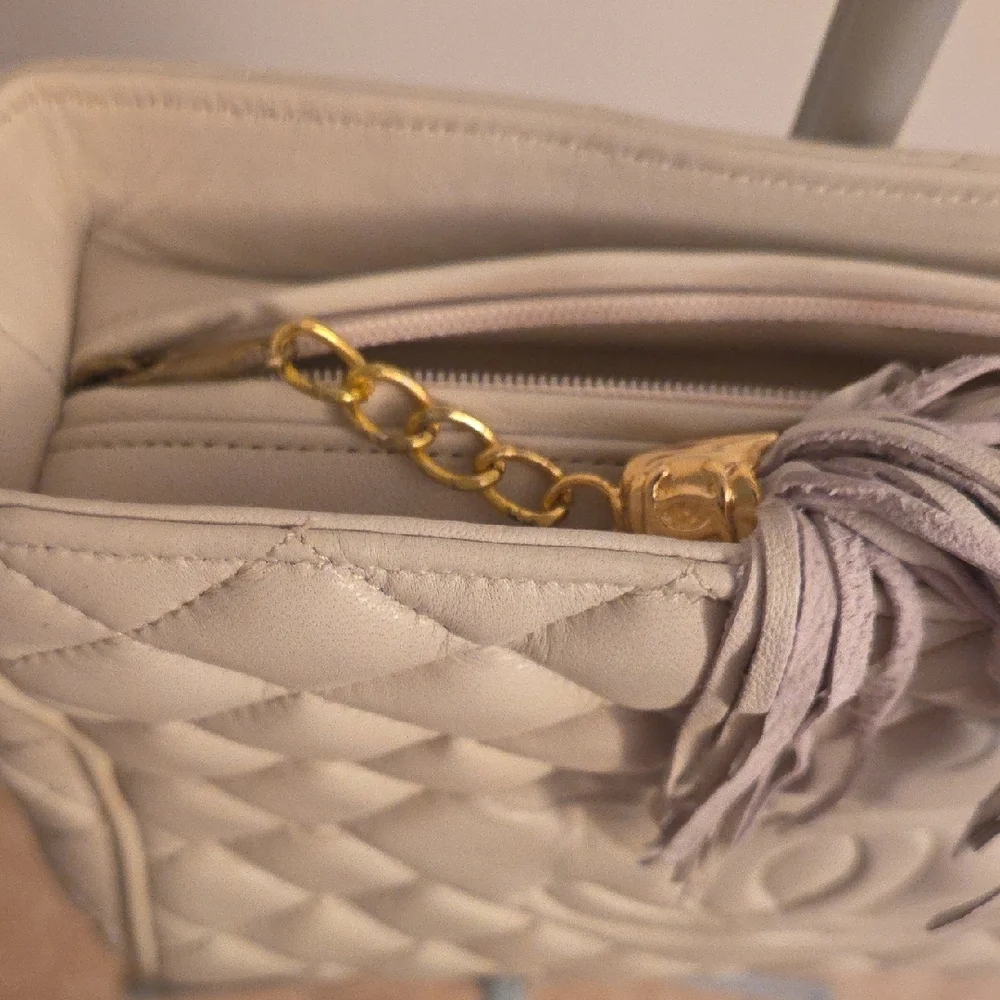 NWOT Chic Ivory Quilted Soft Genuine Leather Shoulder Bag - Picture 5 of 13